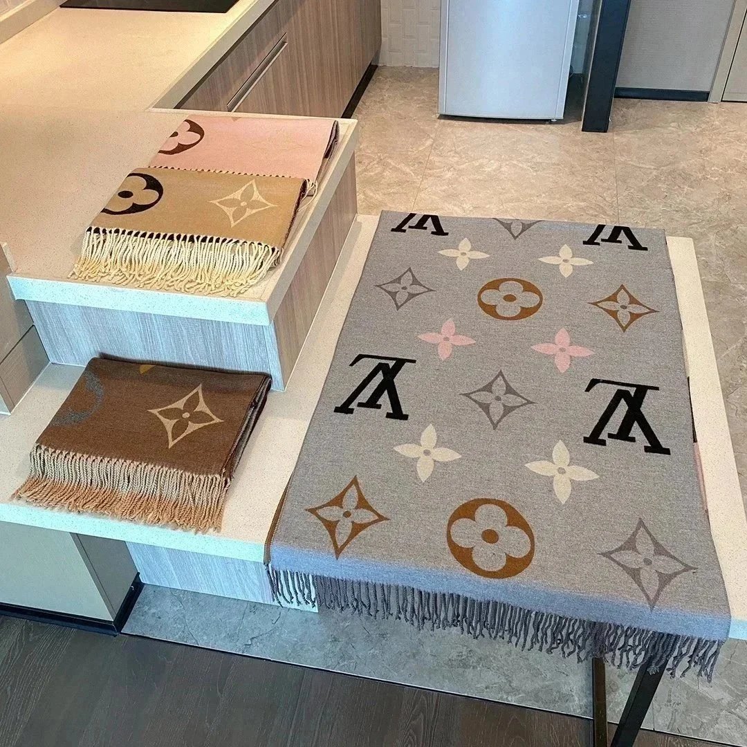 LOUIS VUITTON Monogram Giant Scarf