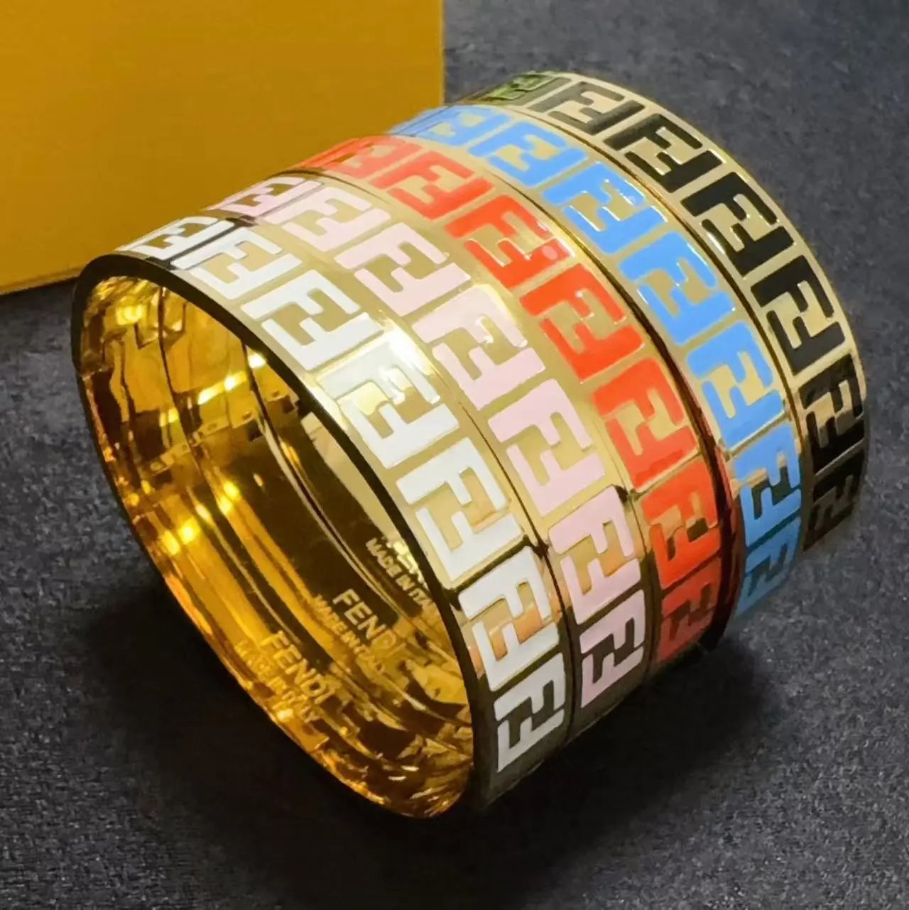 黑色