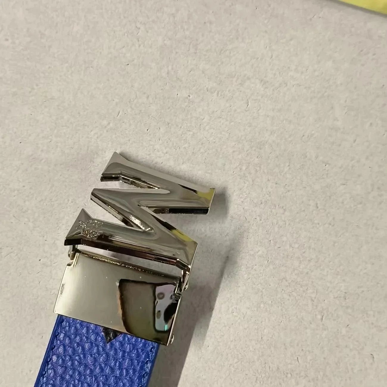 蓝色银扣