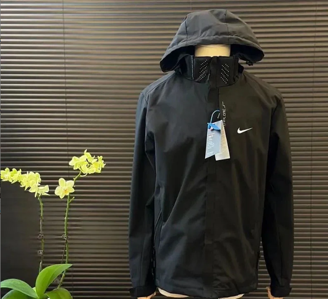 黑色冲锋衣