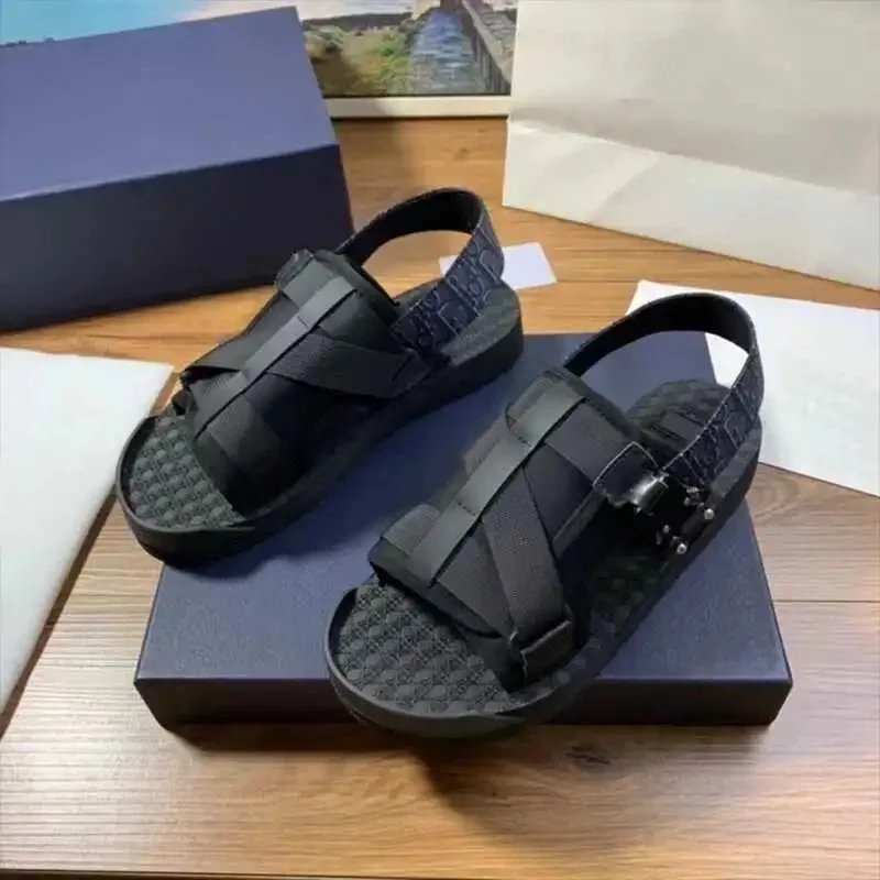 黑色凉鞋